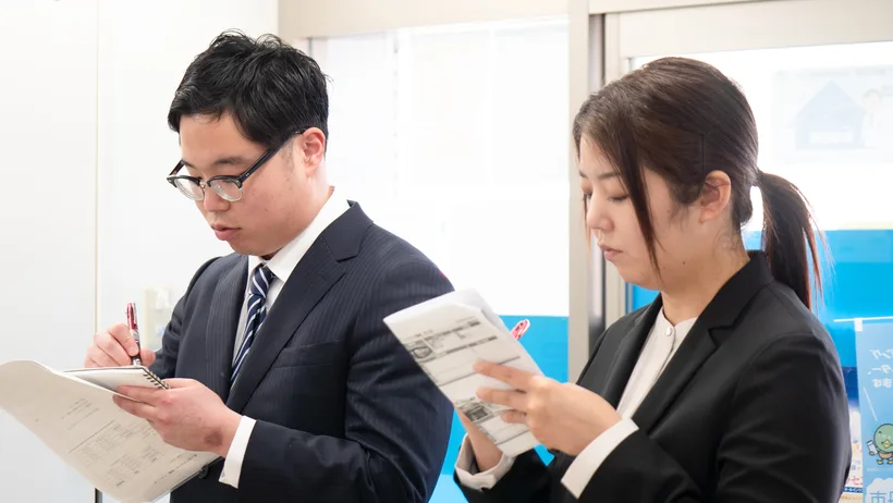 先輩スタッフの実演見学の様子